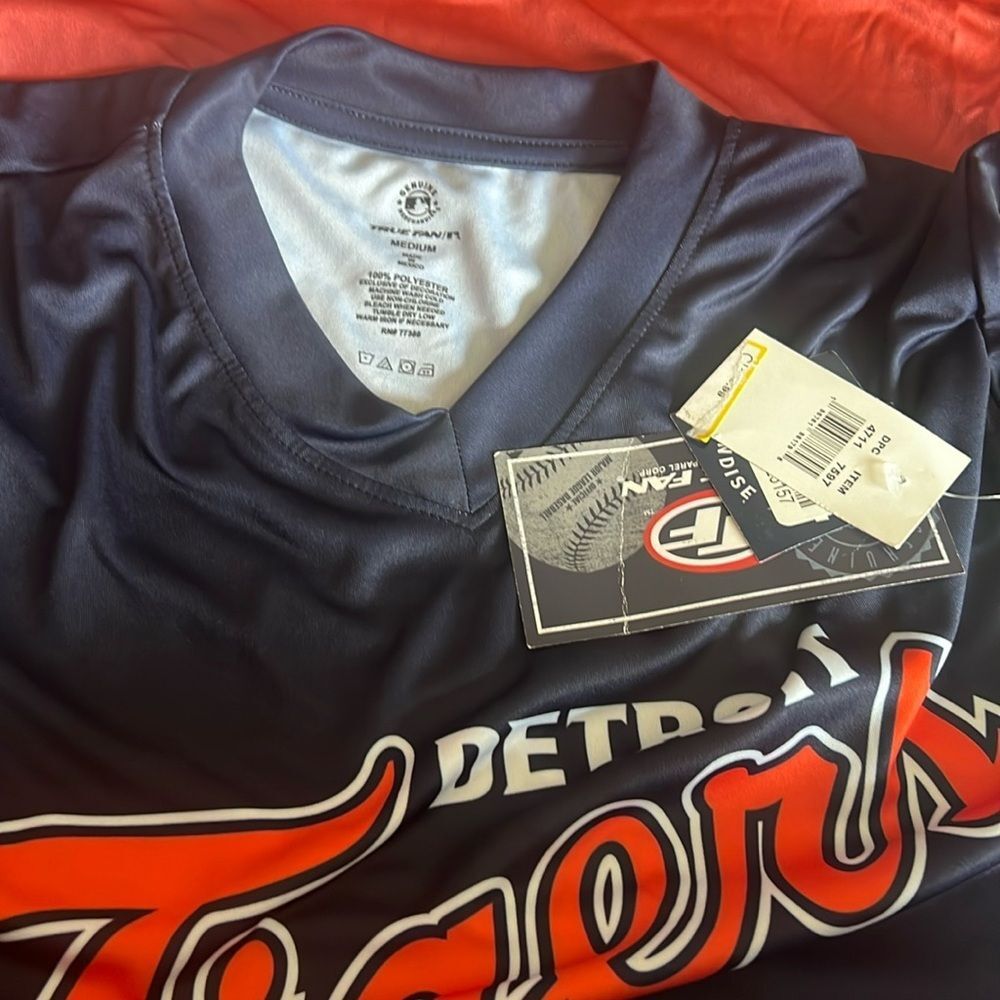 True Fan MLB Detroit Tigers Mens Ombre Polyester V-Neck T-Shirt L NWT - Picture 3 of 6